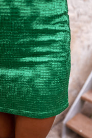 Jupe effet soie doublure short portée par une femme, vue rapprochée, effet soie, jupe verte