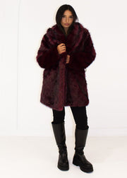 Manteau fausse fourrure bordeaux ceinture — vue portée de face, long et large col, legging noir et bottes hautes