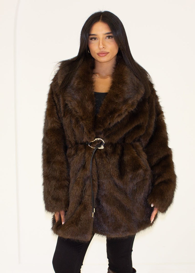 Manteau fausse fourrure brun ceinture — vue portée de face, ceinturé à la taille