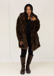 Manteau fausse fourrure brun ceinture — vue portée en pied, legging noir et bottes hautes