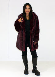 Manteau fausse fourrure bordeaux ceinture — vue portée en pied, de trois-quarts, fourrure brillante