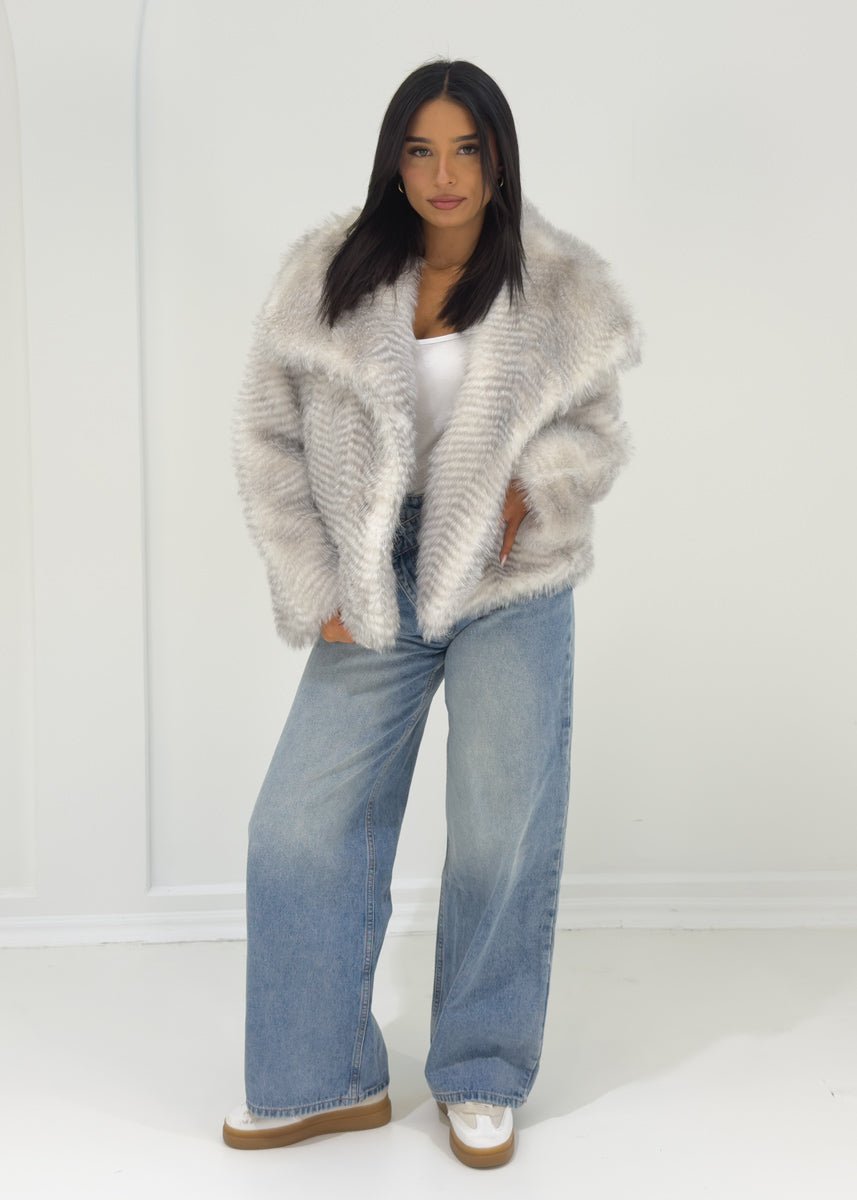 Veste effet fourrure large col — vue portée en pied, col large et jean clair