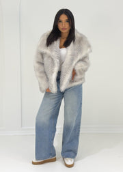 Veste effet fourrure large col — vue portée en pied, col large et jean clair