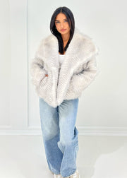 Veste effet fourrure large col — vue portée de face, plan moyen, fermée