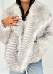 Veste effet fourrure large col — gros plan de la fourrure et du large revers