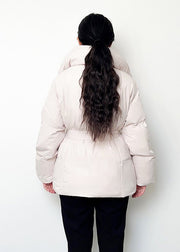 Veste d’hiver courte beige — vue portée de dos, coupe ample