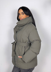 Veste d’hiver courte grise — vue portée de trois-quarts, matelassage et ceinture à la taille