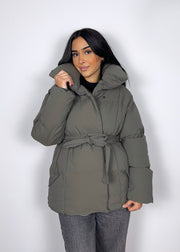 Veste d’hiver courte grise — vue portée de face, col haut et ceinture nouée, mains près du col