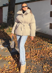 Veste d’hiver courte taupe — vue portée en extérieur, jean, lunettes de soleil, feuilles d'automne