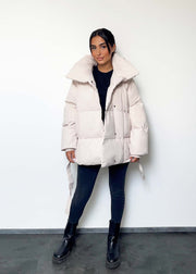 Veste d’hiver courte beige — vue portée en pied, col montant, pantalon noir et bottines