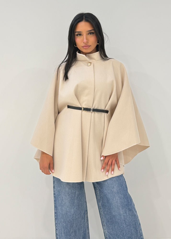 Manteau cape beige à ceinture — vue portée de face.