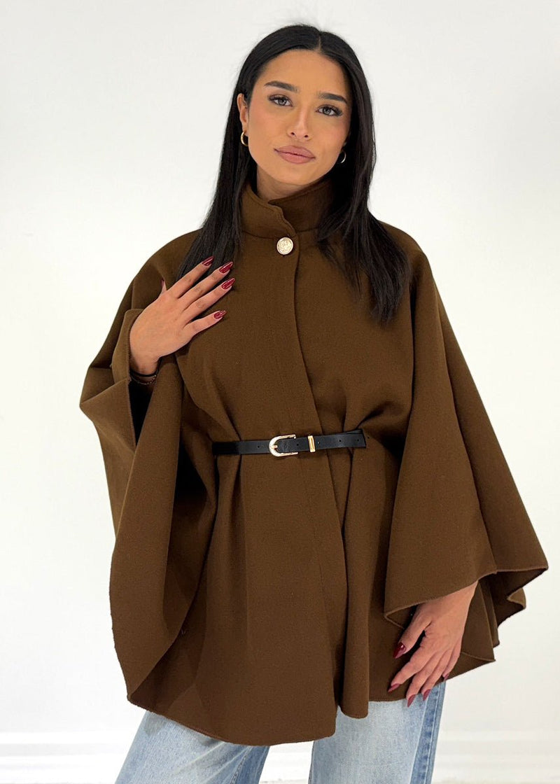 Cape courte brune à ceinture — vue portée en pied, ceinture noire fine et jean clair large