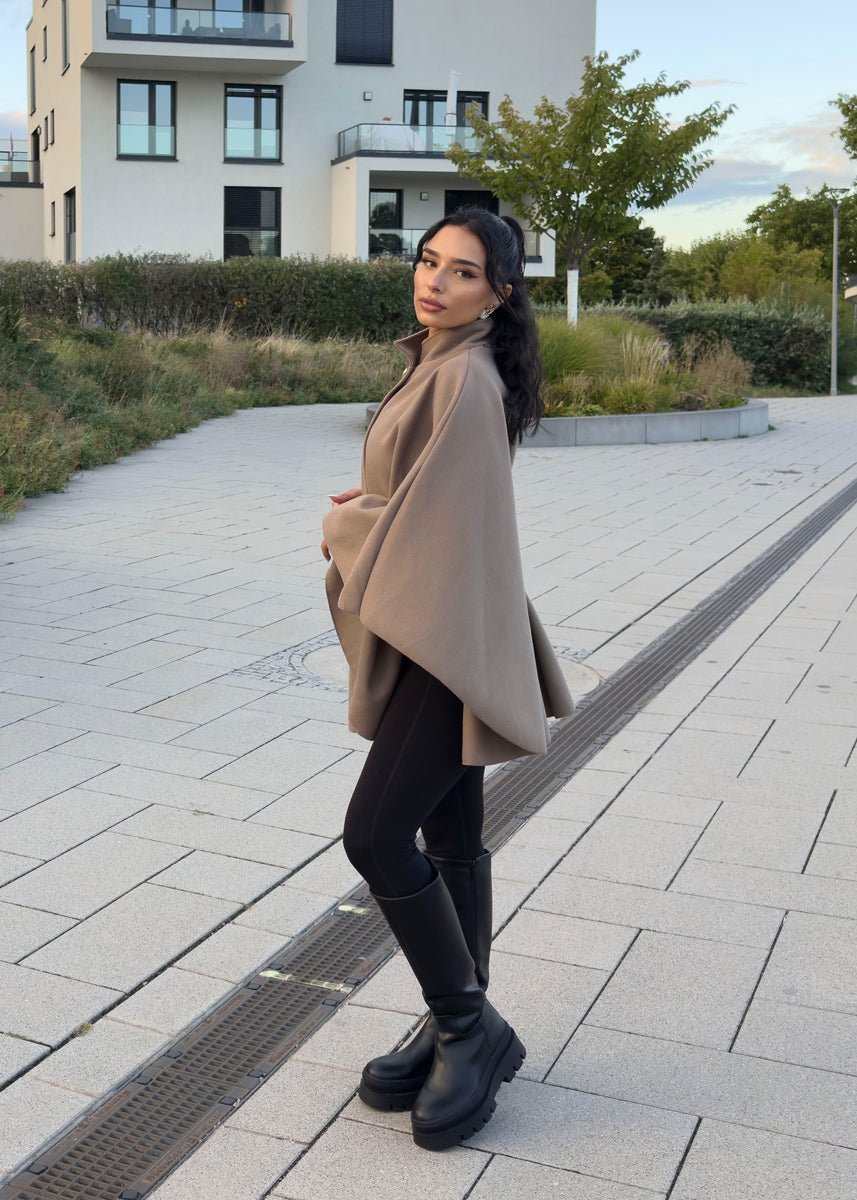 Manteau court taupe à ceinture, vue portée de profil