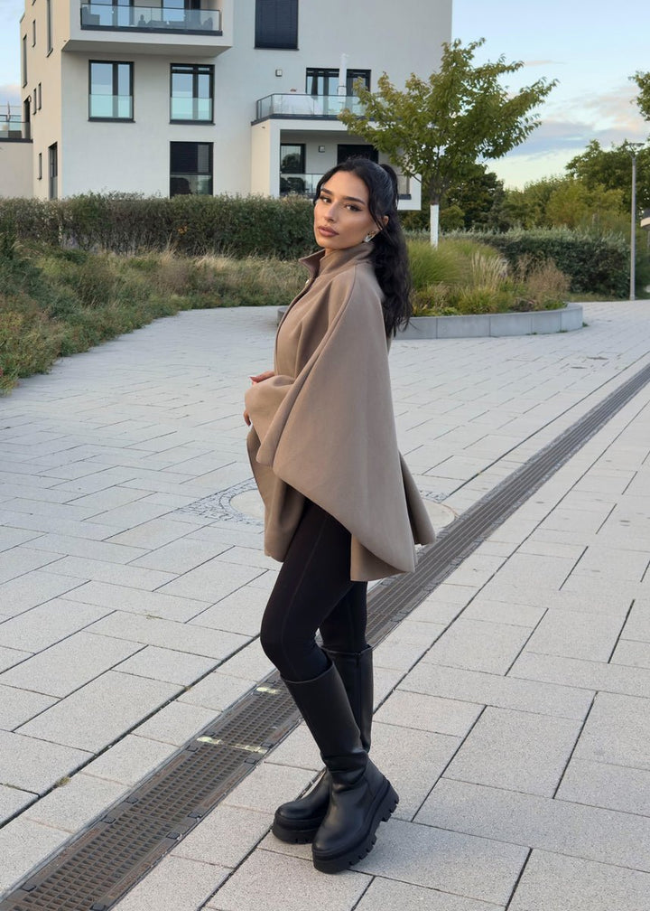 Manteau court taupe à ceinture, vue portée de profil