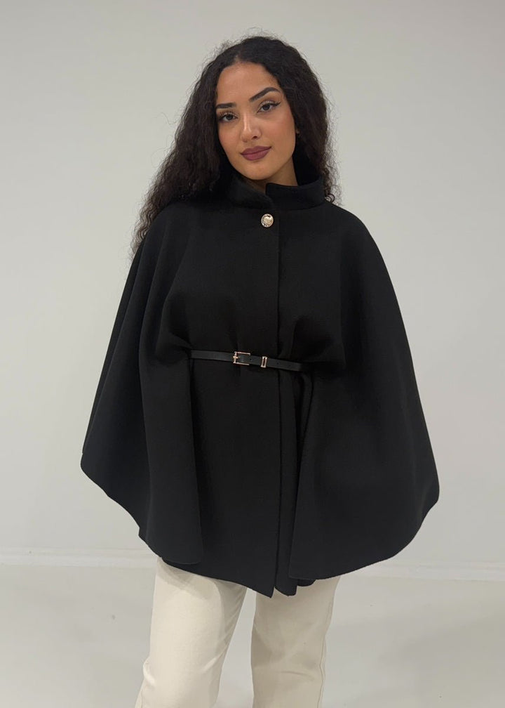 Manteau cape noir à ceinture — vue portée de face.