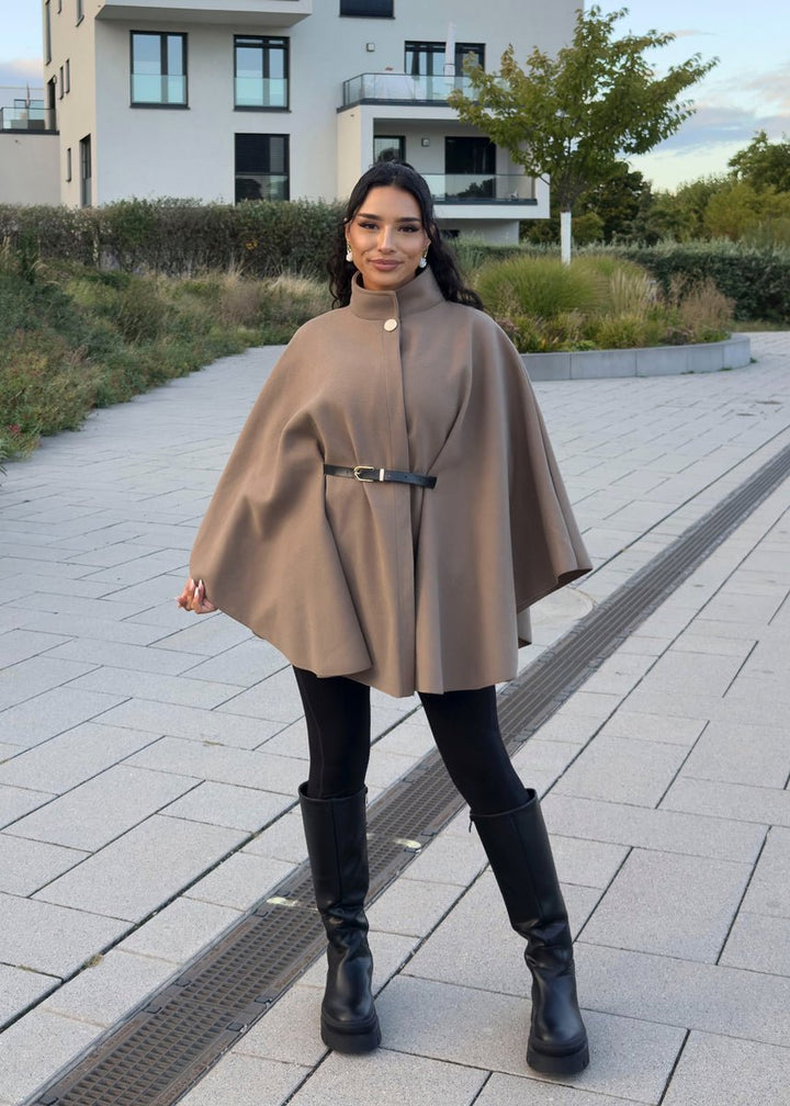 Manteau court taupe à ceinture, vue portée de face
