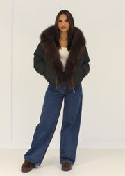 Veste courte col fourrure — vue portée en pied, jean large
