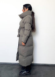 Manteau matelassé gris à ceinture — vue de profil.