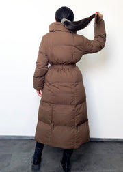 Veste longue brune à ceinture — vue portée de dos, matelassage horizontal et taille ceinturée