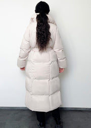 Veste longue beige à ceinture — vue portée de dos, matelassage horizontal et taille cintrée