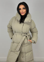 Veste longue taupe à ceinture — vue portée de trois-quarts, fermée, ceinture à la taille