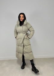 Veste longue taupe à ceinture — vue portée en pied, entièrement zippée et ceinturée