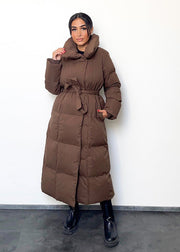 Veste longue brune à ceinture — vue portée de face, col montant et ceinture nouée à la taille