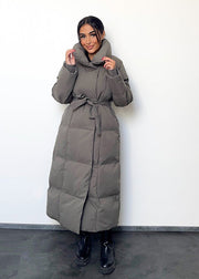 Manteau matelassé gris à ceinture — vue portée de face.