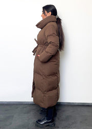 Veste longue brune à ceinture — vue portée de profil, grand col haut