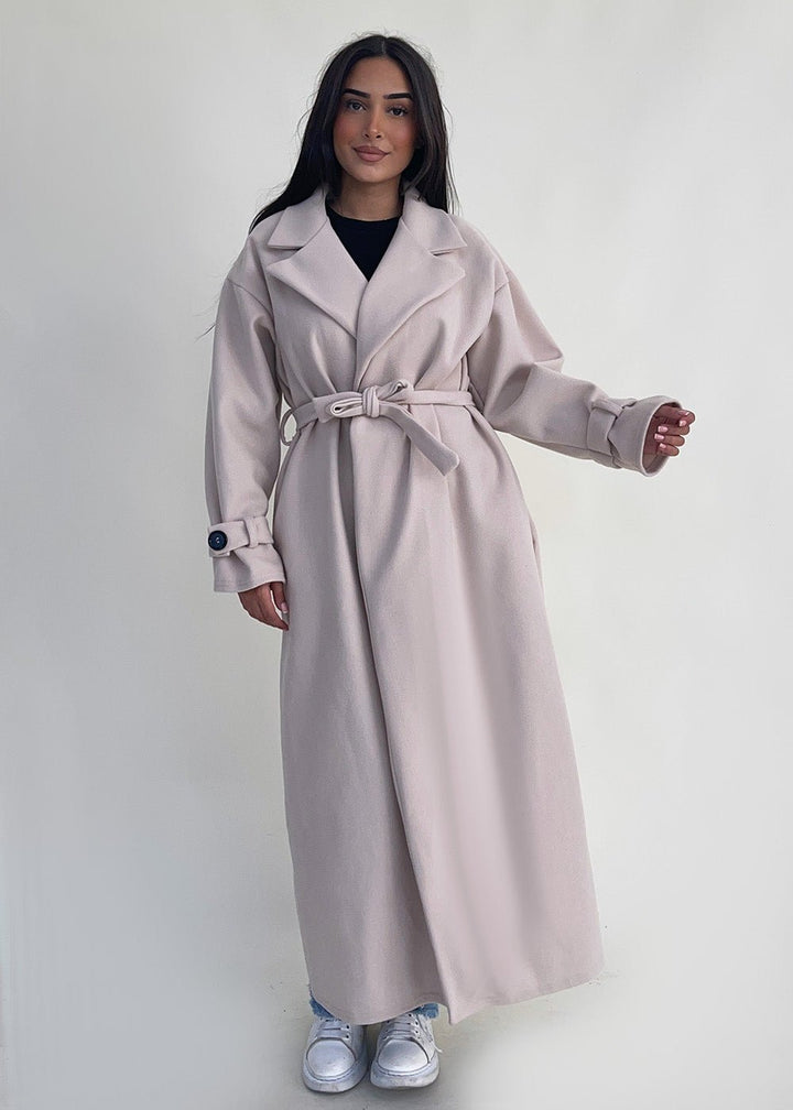 Manteau long beige à ceinture, vue portée de face, ceinturé
