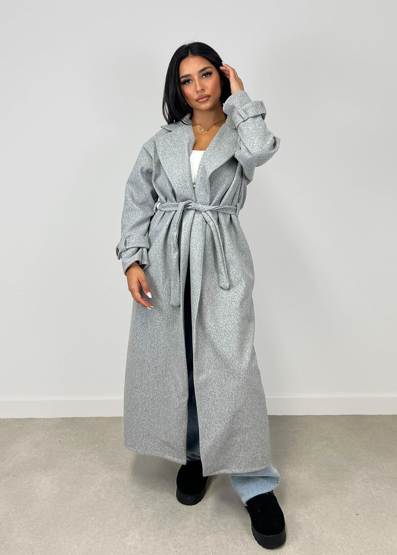 Manteau long gris à ceinture, vue portée en pied, ceinturé