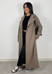 Manteau long taupe foncé — vue portée en pied, de trois-quarts, drapé du manteau