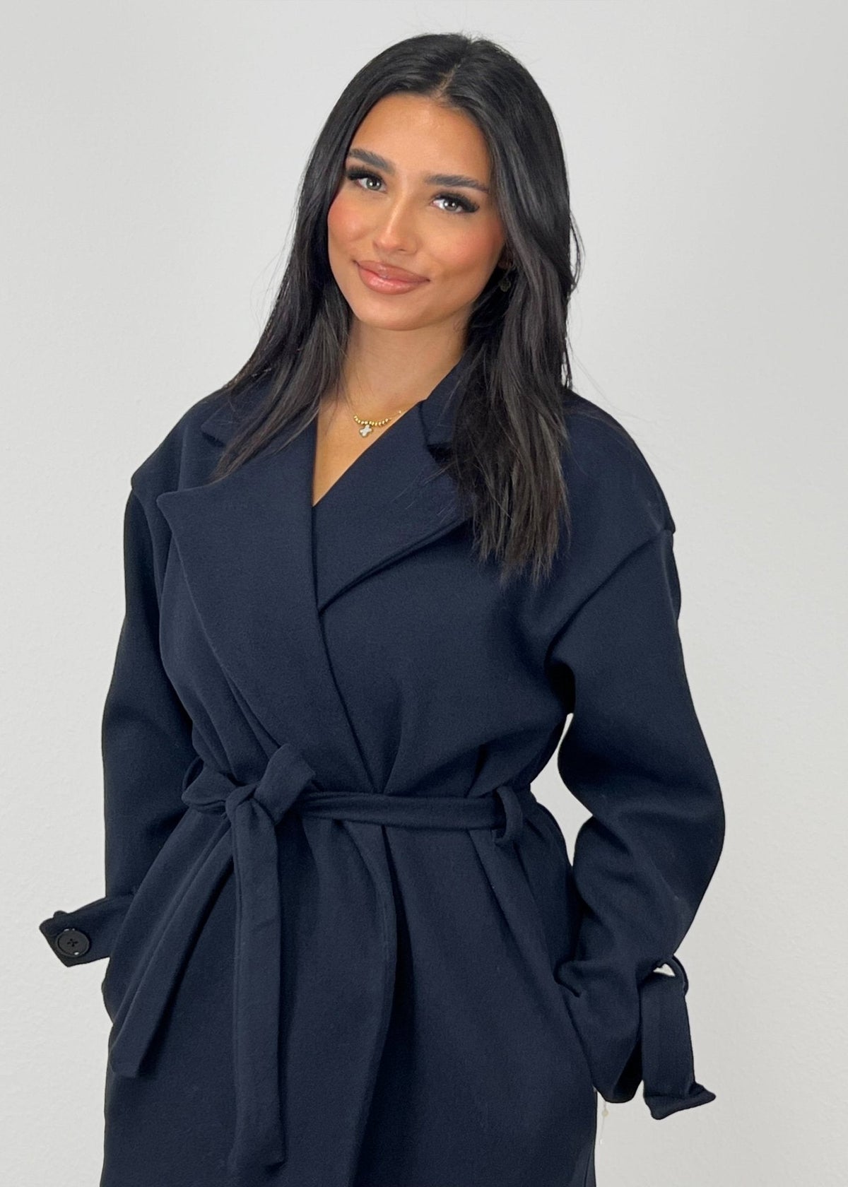 Manteau long bleu marine, vue rapprochée de face