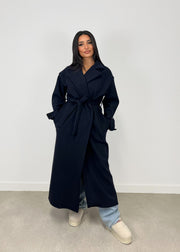 Manteau long bleu marine, vue portée en pied