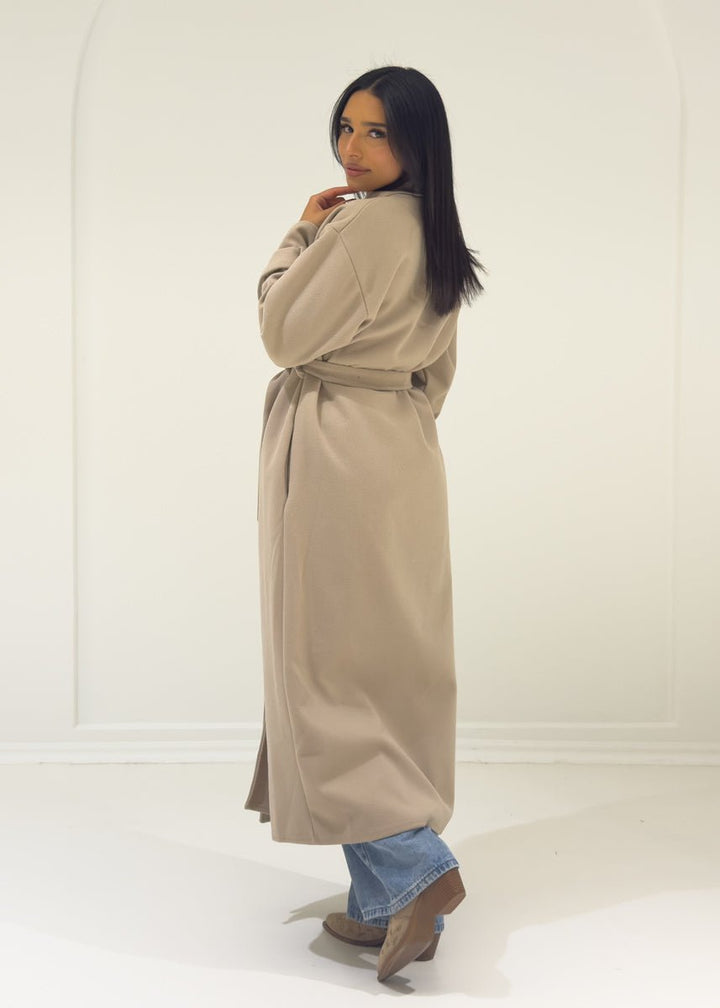 Manteau long taupe clair à boutons, vue portée de dos