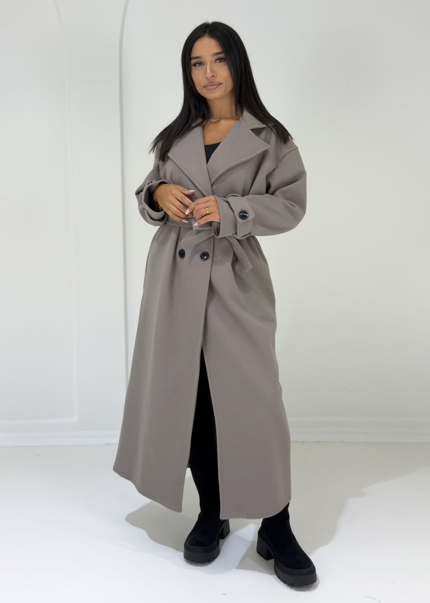 Manteau long taupe à boutons, vue portée de face, ceinturé