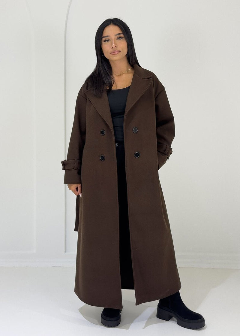 Manteau long brun à double boutonnage — vue de face, manteau ouvert.
