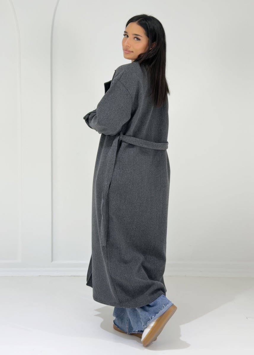 Manteau long gris foncé à boutons, vue portée de dos
