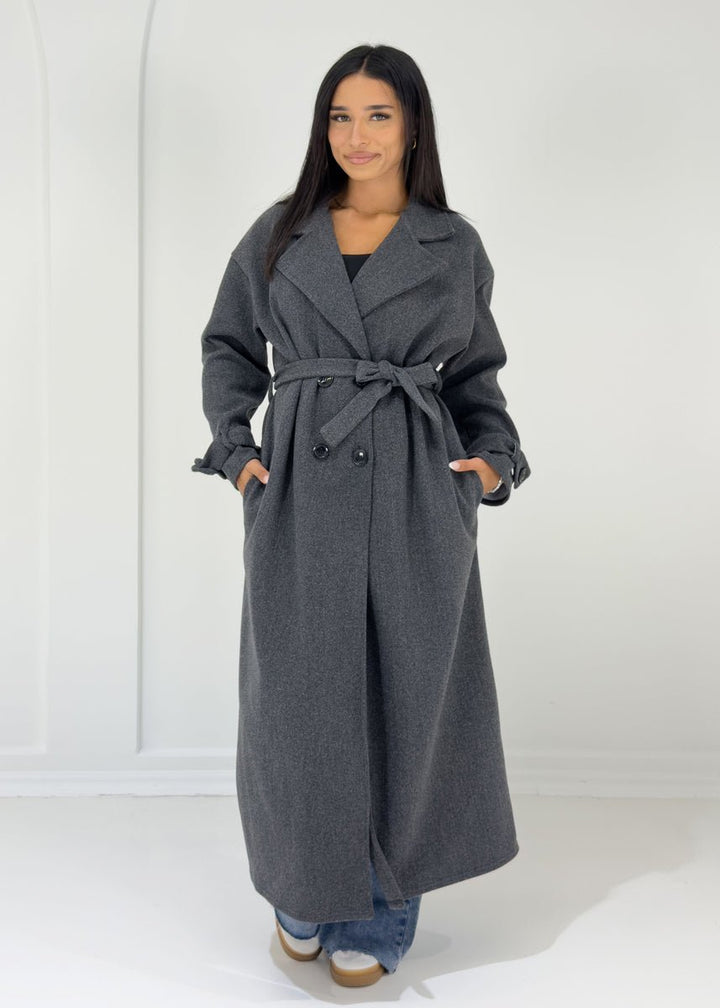 Manteau long gris foncé, vue portée de face, ceinturé
