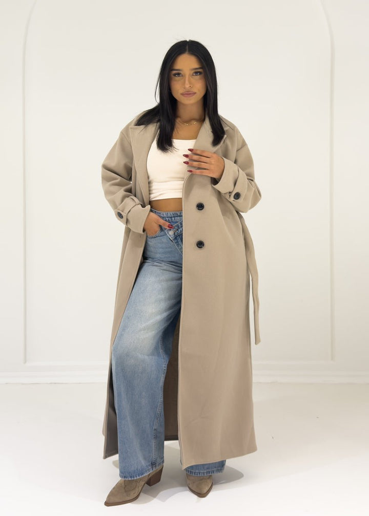 Manteau long taupe clair à boutons, vue portée de face