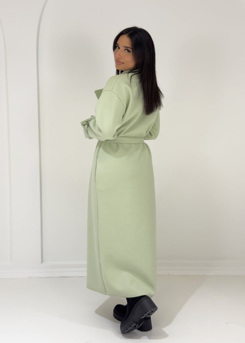 Manteau long menthe à boutons, vue portée de dos