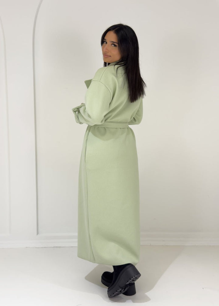 Manteau long menthe à boutons, vue portée de dos