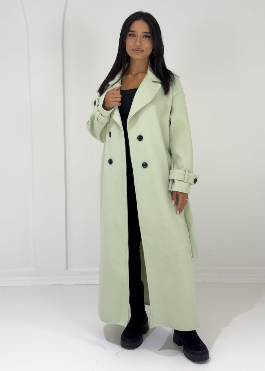Manteau long menthe à boutons, vue portée de face