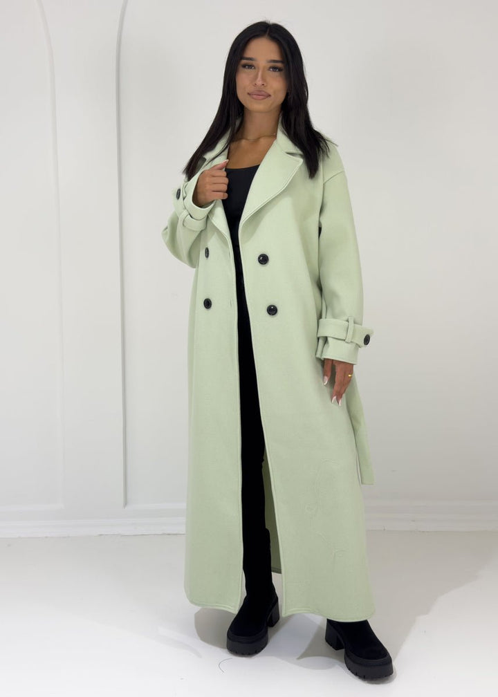 Manteau long menthe à boutons, vue portée de face