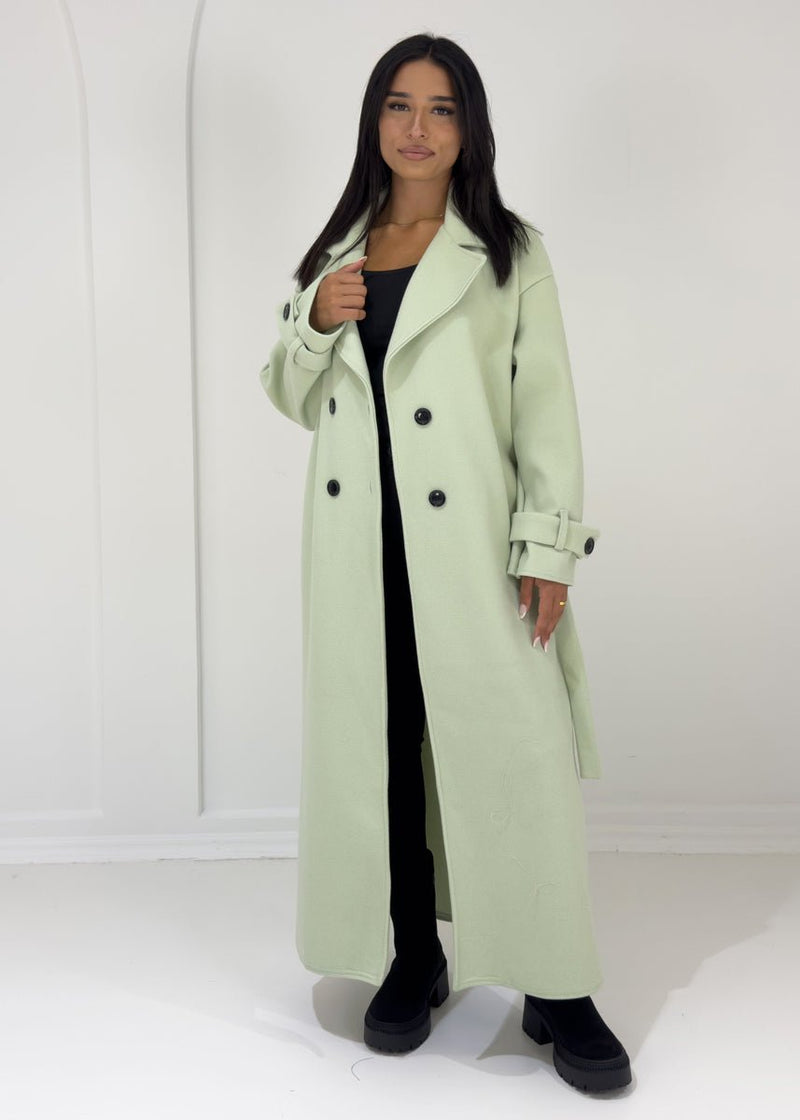 Manteau long menthe à boutons, vue portée de face