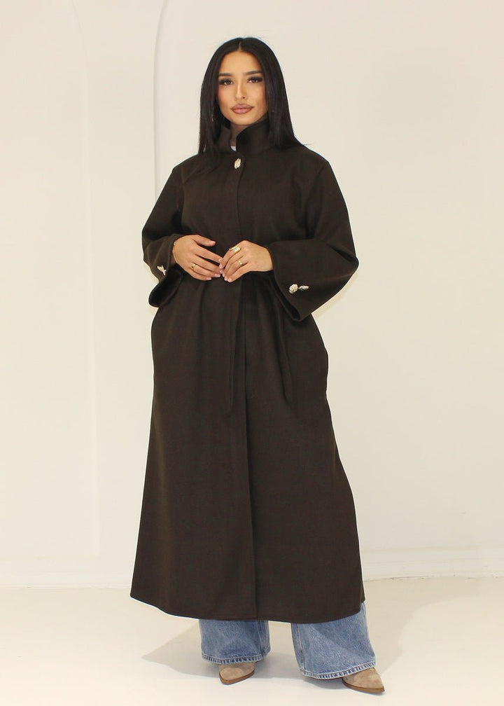 Manteau brun à col montant — vue portée de face.