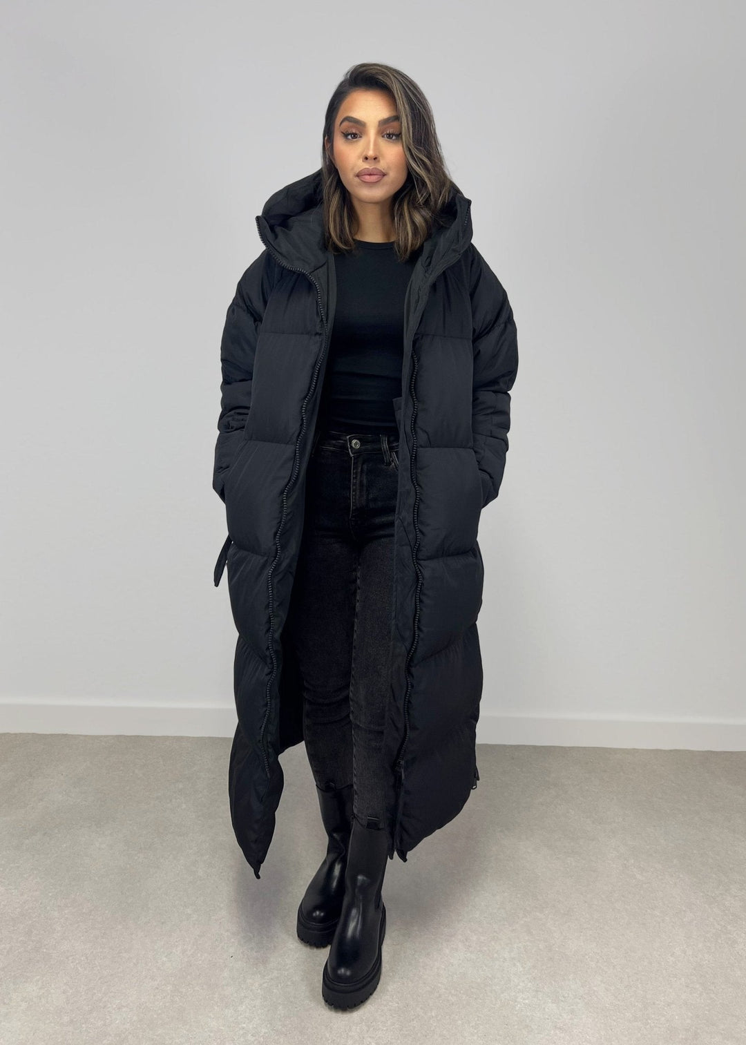 Parka longue noire à capuche, vue portée de face, ouverte