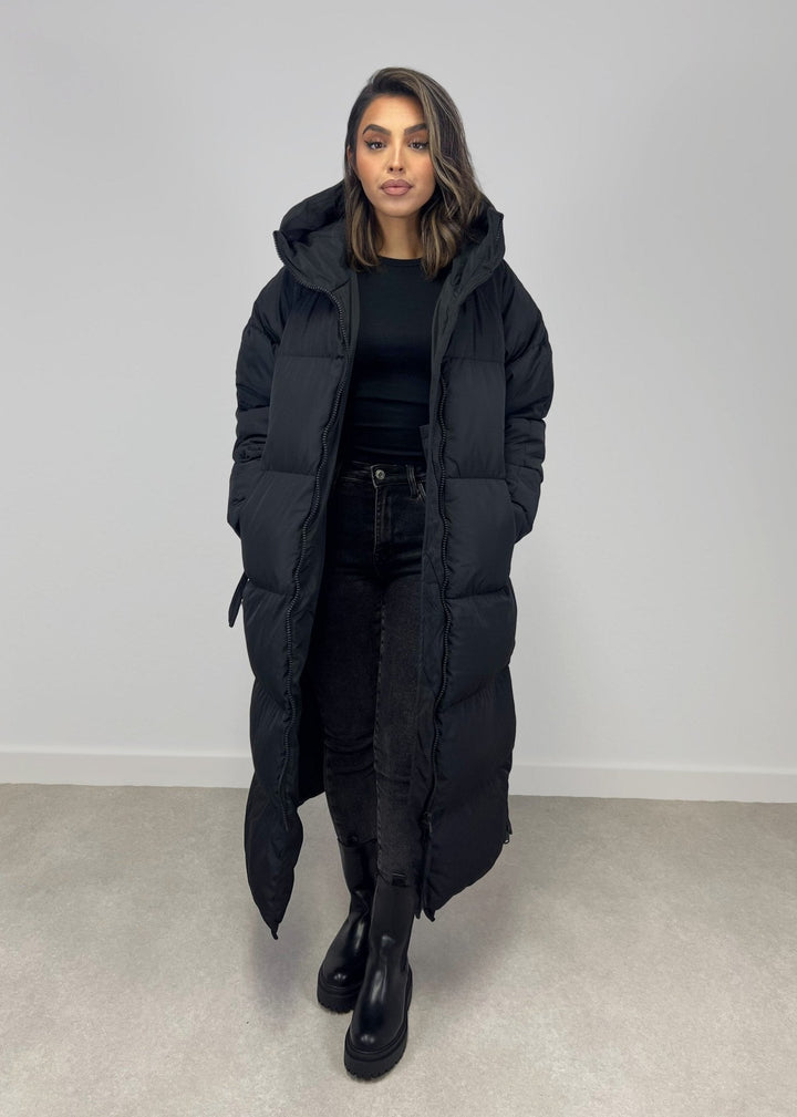 Parka longue noire à capuche, vue portée de face, ouverte
