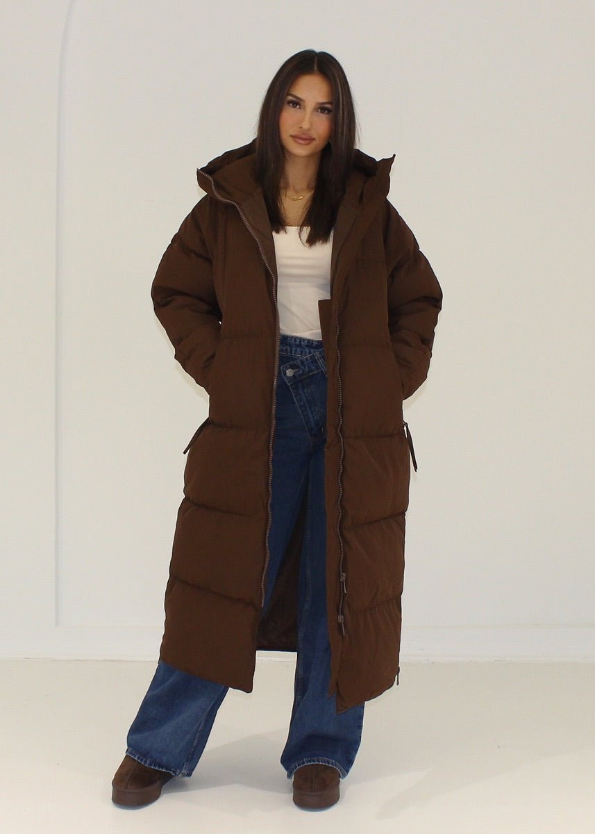 Parka longue marron à capuche, vue portée de face