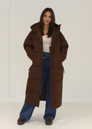 Parka longue marron à capuche, vue portée de face